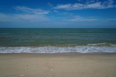 Yumuşak köpük deniz dalga hatta mavi gökyüzü ve bulut beyaz arka plan beyaz kumlu plaj