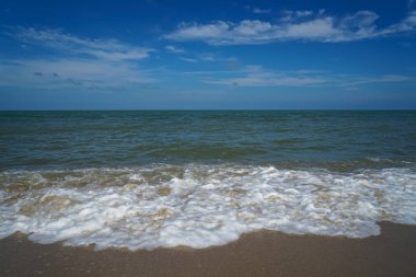 Beyaz yumuşak beyaz kum plaj mavi gökyüzü ve bulut beyaz arka plan ile köpük yavaş deniz su dalgasının devam