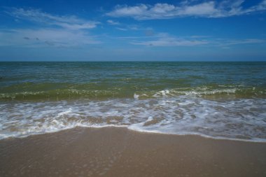 Yumuşak köpük yavaş deniz dalga ile mavi gökyüzü ve bulut beyaz arka plan beyaz kum plaj üzerinde