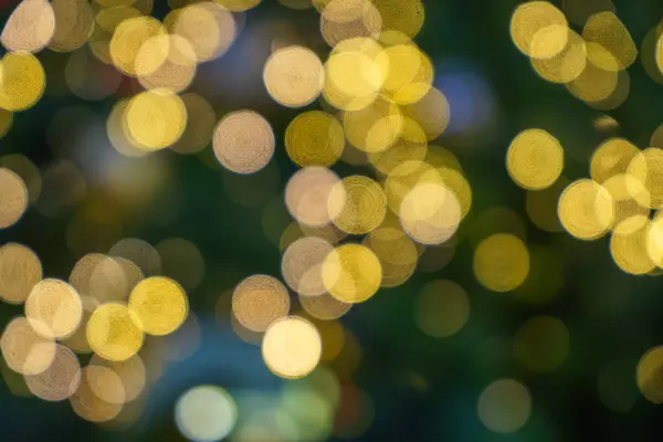 Belle déconcentré joyeux Noël et heureux nouvel an célébration événement lumière en jaune et blanc couleur bokeh fond doux — Photo