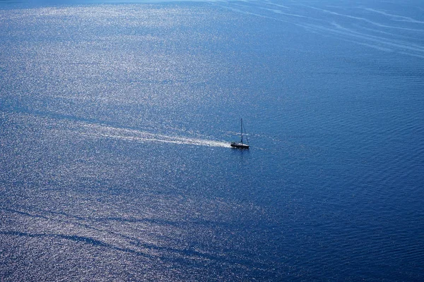 イア村から船や海の水の太陽光の反射をセーリングとコピー領域の背景の広大な青いエーゲ海のビュー — ストック写真