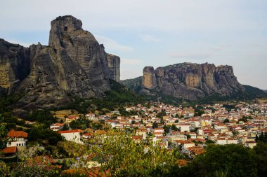 Townscape güzel kaya oluşumu hill ile Kalambaka antik şehrin doğal hava görünümünü, doğal kayalar sütunlar ve gökyüzü arka plan yuvarlak