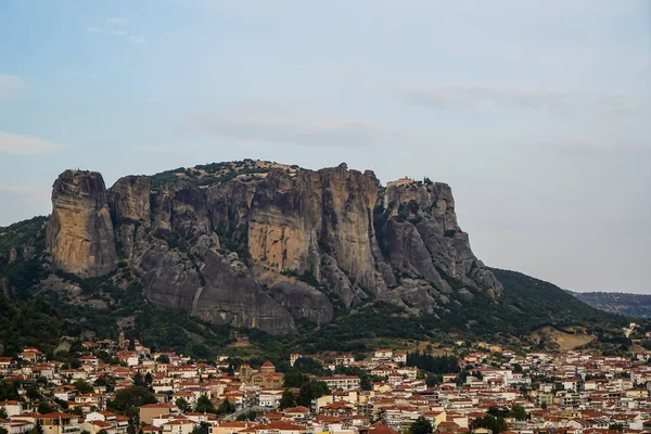 Townscape άποψη της αρχαίας πόλης της Καλαμπάκα με όμορφη ροκ σχηματισμό βουνό, τεράστιες φυσικές πέτρες πυλώνες και φόντο του ουρανού — Φωτογραφία Αρχείου