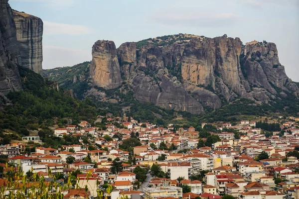 Vista panorámica del paisaje urbano de Kalambaka ciudad antigua con hermosa colina de formación de roca, inmensos pilares de rocas naturales y el fondo del cielo —  Fotos de Stock