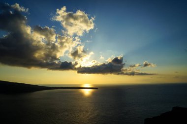 Engin Ege Denizi güzel soyut bulut ve güneş ışını ile günbatımı manzaralı okyanus görünümünde mavi gökyüzü arka plan tonları üzerinde