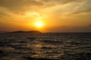 Güzel gün batımı boşaltmak Deniz rüzgarlı dalga görünümü ışık yansıması, turuncu renk gökyüzü ve bulut beyaz arka plan güzel tonları ile