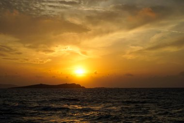 Güzel gün batımı boşaltmak Deniz rüzgarlı dalga görünümü ışık yansıması, geniş tatlı turuncu renk gökyüzü ve soyut bulut arka plan güzel tonları ile