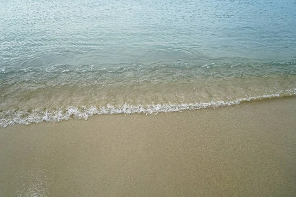 新鮮な海の水と白泡波行の背景とオーノス海岸に copyspace ソフト パステルのきれいな砂浜のビーチ — ストック写真