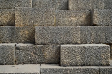 Doku arka planını yıpranmış eski doğal temiz kesim dikdörtgen taş tuğla duvar yüzeyi ve gölge ile ortak açık gri içinde kaba