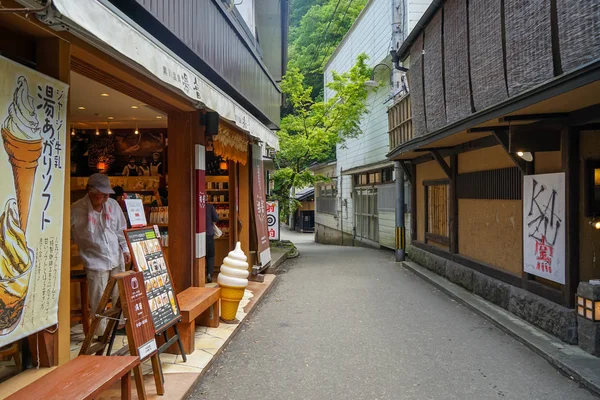 Τοπική vintage ατμόσφαιρα δρόμου με έναν άγνωστο άντρα σε παγωτό κατάστημα και εστιατόριο κτίρια, Kurokawa Onsen πόλη — Φωτογραφία Αρχείου