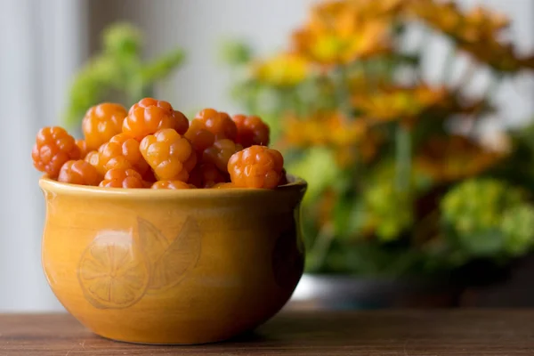 Cloudberry Rubus chamaemorus, ahşap masa üzerinde turuncu kâseye, Norveç 'te sonbahar hasadı Hemsedal kayak merkezi yakınlarında Buskerud, Norveç' te, takvim, poster, duvar kağıdı basmak için fotoğraf