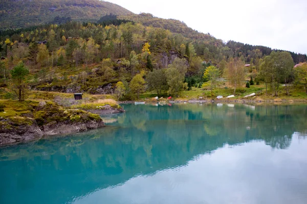 Piękny norweski krajobraz jesienią w pobliżu Loen i Stryn w Norwegii, Lovatnet w październiku, norweska przyroda, zewnętrzne piękno, jezioro z turkusową wodą i niskie chmury nad ranem — Zdjęcie stockowe