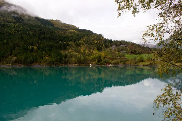 Krásná norská krajina na podzim u Loen a Stryn v Norsku, Lovatnet v říjnu, norská příroda, venkovní krása, jezero s tyrkysovou vodou a nízké mraky nad ránem — Stock fotografie