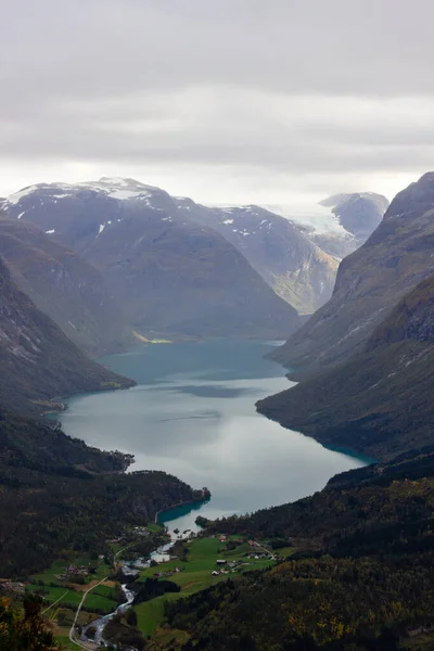 노르웨이 로엔 의 페라타 를 경유하여 산 정상 가까이에 있는 골짜기와 로바타 의 풍경 그리고 옥중의 구름으로 뒤덮인 땅 속의 산들을 내려다볼 수있다. — 스톡 사진
