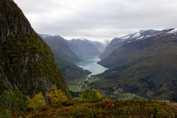 Vista panorámica del valle y Lovatnet desde una cima de una montaña cerca de vía ferrata en Loen, Noruega, con montañas en la cubierta de nubes background.heavy en la mañana de octubre, noruega belleza al aire libre —  Fotos de Stock