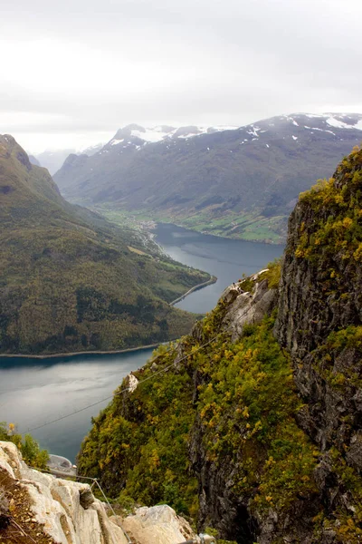 Piękny widok na Nordfjord ze szczytu via ferrata Loen Norwegia z mostem wiszącym jesienią, skandynawska przyroda, aktywność na świeżym powietrzu, norweski styl życia — Zdjęcie stockowe