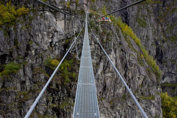 Ferrata Loen Norveç üzerinden güzel bir manzara sonbaharda asma köprüsü, İskandinav doğası, açık hava aktivitesi, Norveç yaşam tarzı