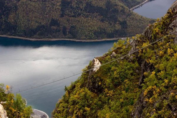 Piękny widok na Nordfjord ze szczytu via ferrata Loen Norwegia z mostem wiszącym jesienią, skandynawska przyroda, aktywność na świeżym powietrzu, norweski styl życia — Zdjęcie stockowe