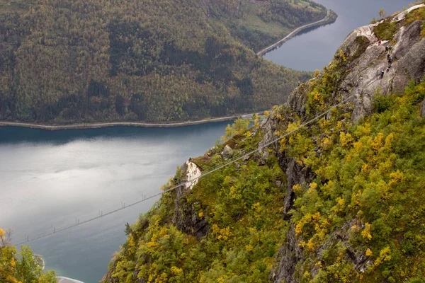 Gyönyörű kilátás nordfjord tetejéről via ferrata Loen Norvégia felfüggesztés híd ősszel, skandináv természet, szabadtéri tevékenység, norvég életmód — Stock Fotó