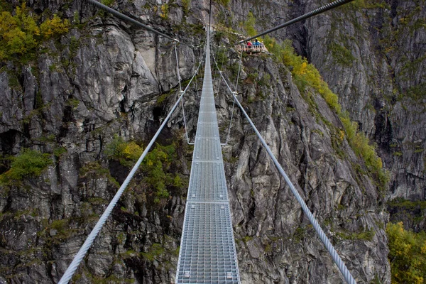 Όμορφη θέα στην κορυφή της via ferrata Loen Νορβηγία με κρεμαστή γέφυρα το φθινόπωρο, σκανδιναβική φύση, υπαίθρια δραστηριότητα, νορβηγικό τρόπο ζωής — Φωτογραφία Αρχείου