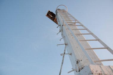 Deniz feneri altında alt perspektif