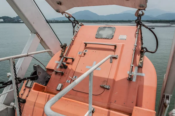 Barco salvavidas de caída libre listo para usar —  Fotos de Stock