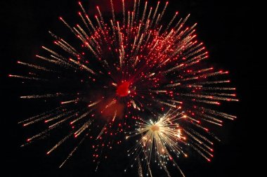 Koyu arka plan üzerinde şaşırtıcı kırmızı-beyaz havai fişek