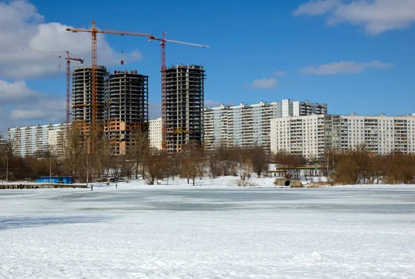 Gebäude im Bau an einem sonnigen Wintertag — Stockfoto