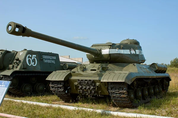 MOSCOW REGION, RUSSIA - JULY 30, 2006: Tung stridsvogn IS-2 bygget av Sovjetunionen under andre verdenskrig, Tank Museum, Kubinka nær Moskva – stockfoto