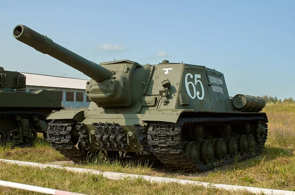 MOSCOW REGION, RÚSSIA - 30 de JULHO de 2006: Howitzer pesado autopropulsionado soviético SU-152 construído pela União Soviética na Segunda Guerra Mundial, o Museu do Tanque, Kubinka perto de Moscou — Fotografia de Stock