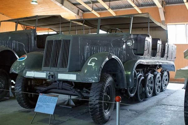 Moskauer region, russland - 30. juli 2006: deutsches sonderkraftfahrzeug sd.kfz. 7. Weltkrieg, Panzermuseum, Kubinka bei Moskau — Stockfoto