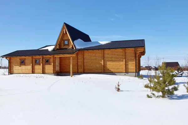 Maison en bois en hiver, journée ensoleillée — Photo