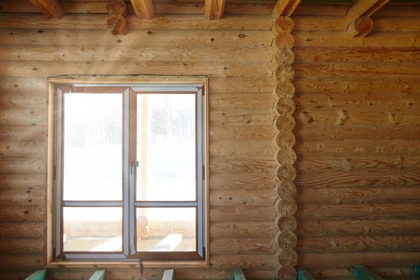 Vue intérieure d'une maison en bois en construction, rayons du soleil thr — Photo
