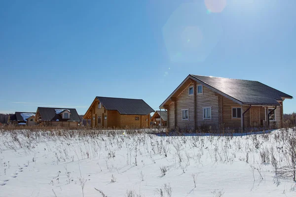 Groupe de maisons en bois en hiver, journée ensoleillée, pas de nuages — Photo