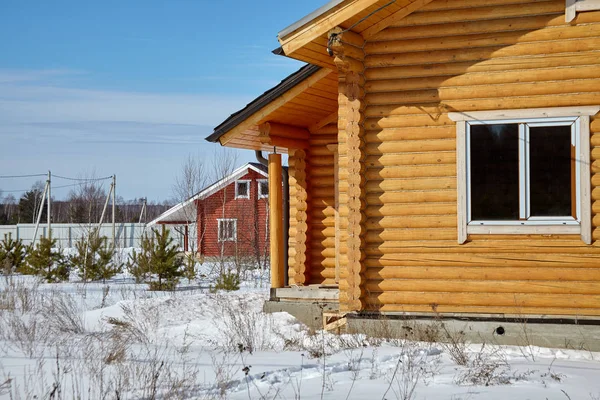 Ομάδα ξύλινα σπίτια στο χειμώνα, ηλιόλουστη μέρα, χωρίς σύννεφα — Φωτογραφία Αρχείου