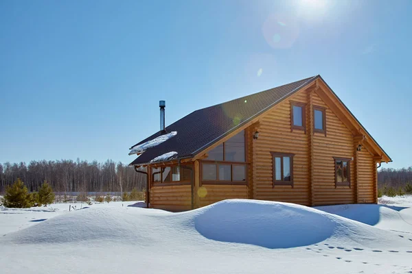 Maison en bois en hiver au soleil — Photo