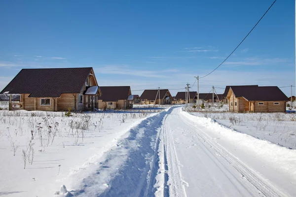 Paysage du village avec chalets en bois dans la journée ensoleillée d'hiver . — Photo