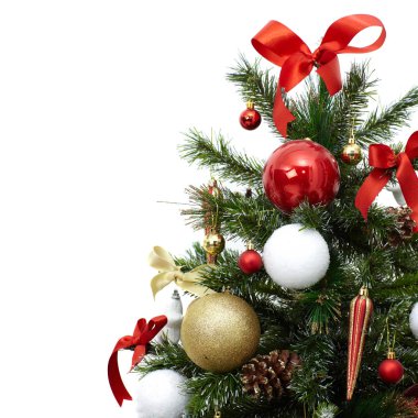 Renkli süslemeleri, konileri, topları ve kurdeleleri beyaz renkte izole edilmiş güzel bir Noel ağacının parçası.