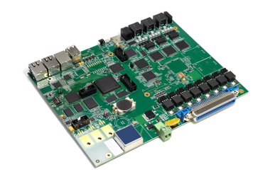 Yongaları ve diğer bileşenleri ile elektronik baskılı devre kartı, yeşil renk, ön tarafı, açılı görünüm, beyaz arka plan üzerinde izole
