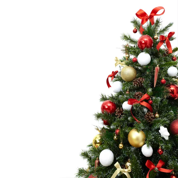 Fragmento de un hermoso árbol de Navidad con coloridas decoraciones, conos, bolas y cintas, aislado en blanco Imagen de stock
