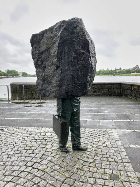 REYKJAVIK, ICELAND - June 30, 2018: Memorial to the Unknown Bureaucrat created by Magnus Tomasson in 1994. Located outside the Idno Theater beside Lake Tjornin. — ストック写真