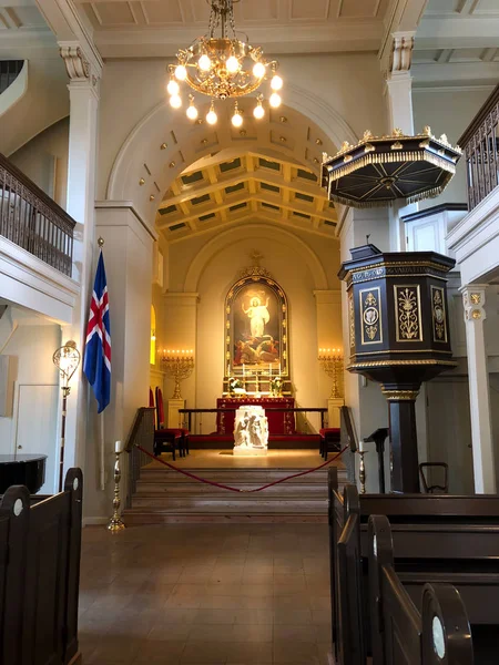 Reykjavik, Islândia - 02 de julho de 2018: Domkirkjan - Catedral Luterana Reykjavik. Vista interior, altar e púlpito. Domkirkjan foi o primeiro oficialmente aprovado pela Igreja Luterana da Islândia . — Fotografia de Stock