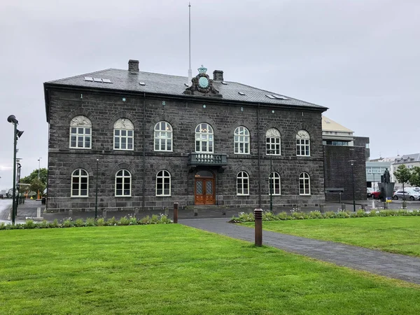 Casa del Parlamento (Althingi) en Reikiavik, Islandia Fotos de stock