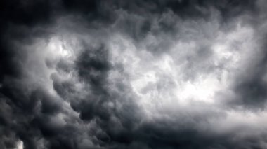 Yağmur öncesi gökyüzünde dans eden mistik figürler gibi dramatik Fırtına Bulutları
