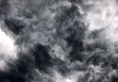Yağmur öncesi gökyüzünde dans eden mistik figürler gibi dramatik Fırtına Bulutları