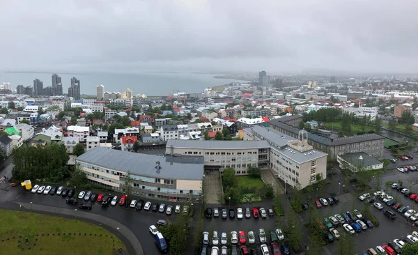 Hermosa vista aérea de gran angular de Reikiavik, Islandia, con paisajes más allá de la ciudad, vista desde la torre de observación de la Catedral de Hallgrimskirkja — Foto de Stock