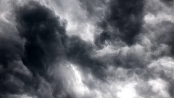 Tormenta dramática Nubes como figuras místicas bailando en el cielo ante la lluvia Fotos de stock libres de derechos