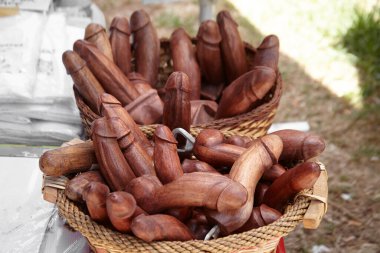 Tahta penis figürleri, hediyelik eşya, şişe açacağı, Yunan caddesindeki yerel pazarlardan birinde turistlere satılıyor..