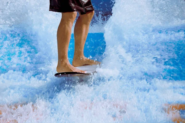 Hombre Tomar Surf Despertar Montar Una Tabla Surf Pie Largo —  Fotos de Stock