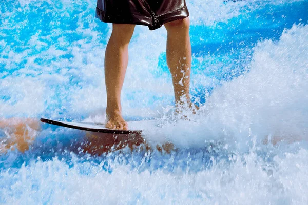 Uomo Prende Wake Surf Cavalcando Una Tavola Surf Pedana Lungo — Foto Stock